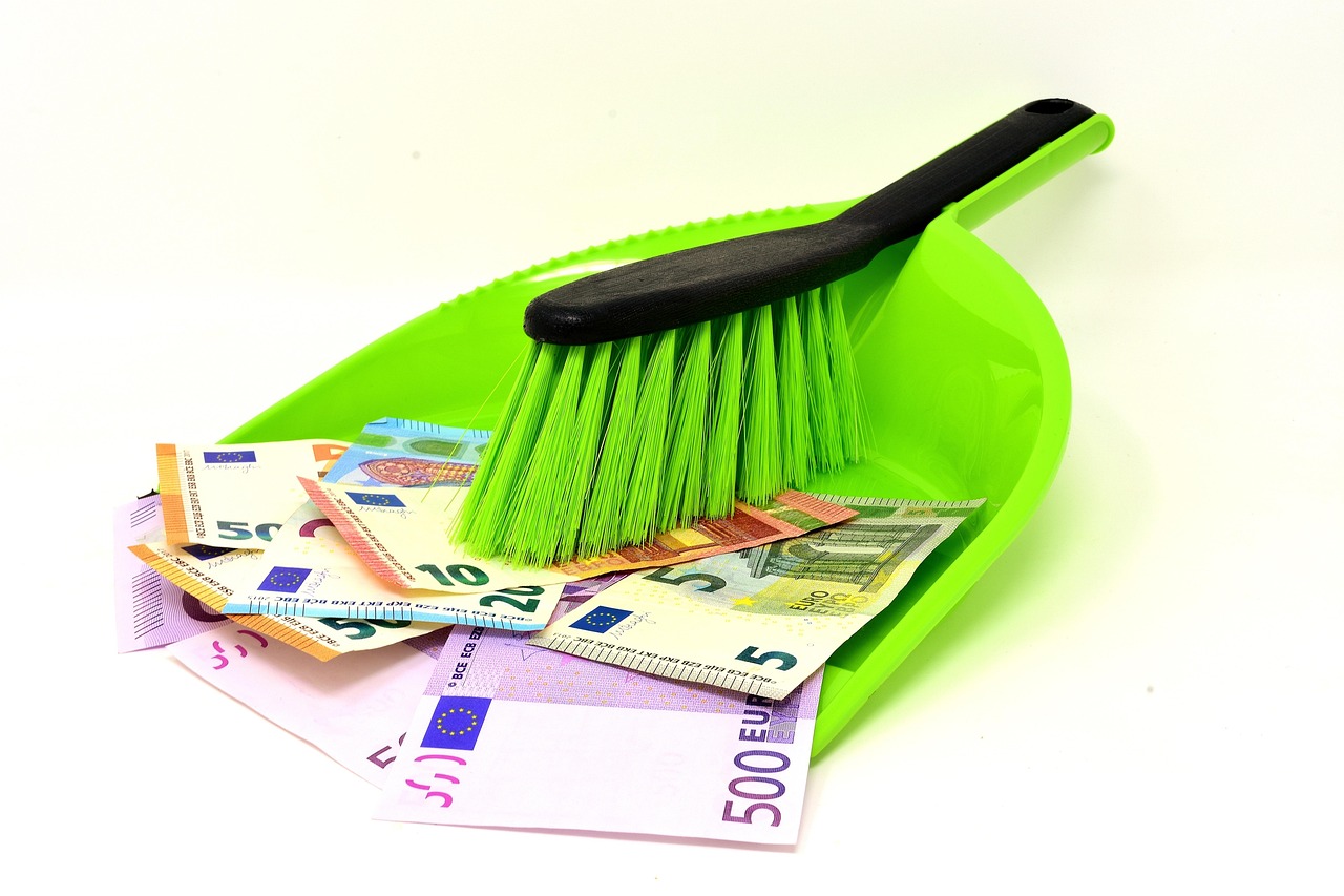 Donna delle pulizie al lavoro, con attrezzature e prodotti per la pulizia in un ambiente domestico.