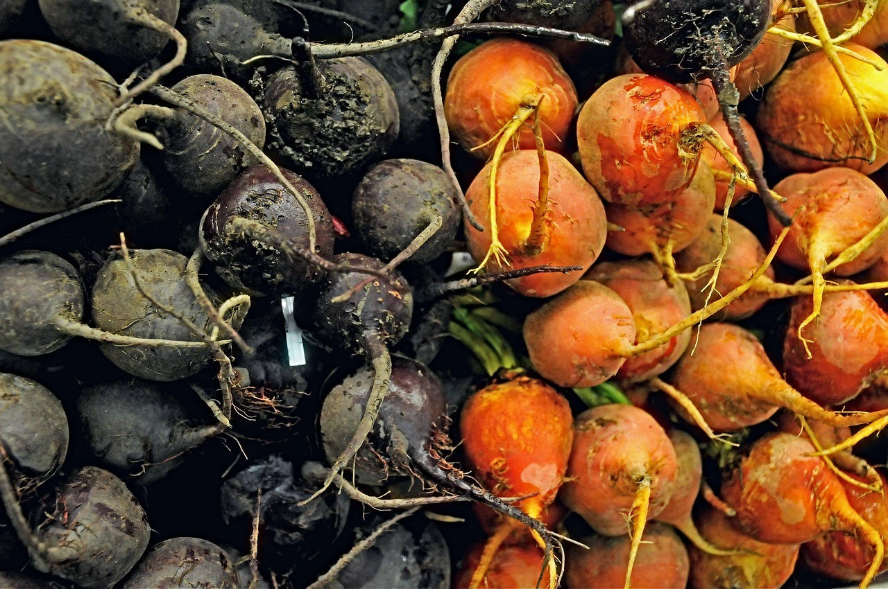 Varie verdure scure su un tavolo, evidenziando il fenomeno della loro colorazione.