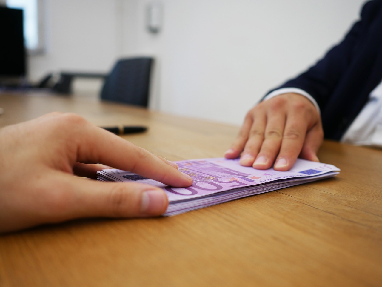 Immagine che illustra il processo di rimborsi fiscali e le tempistiche di ricezione per i contribuenti.