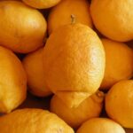 Limone intero su un piatto, evidenziando i possibili effetti sul corpo umano.