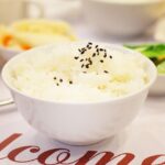 Riso riscaldato in una ciotola, pronto per essere gustato in un piatto appetitoso.