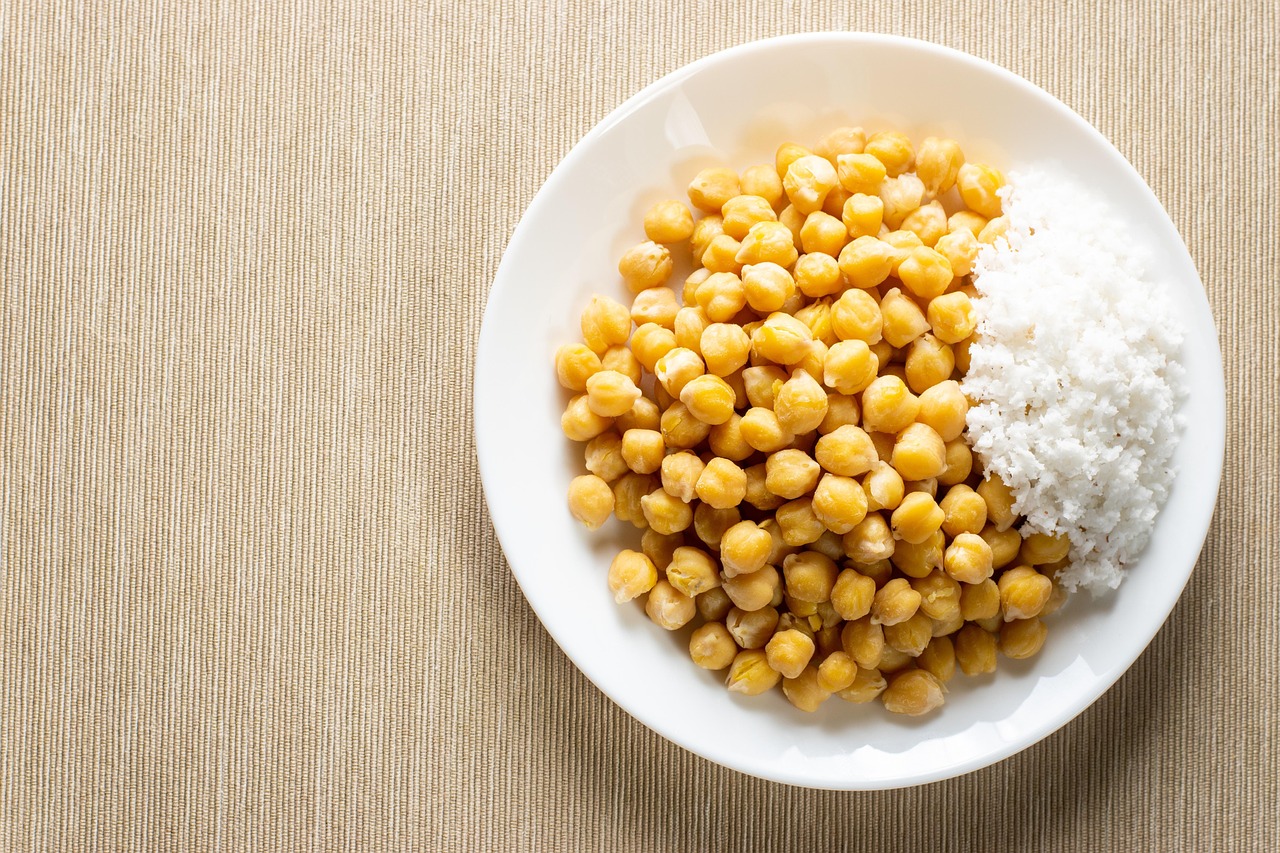 Crema di ceci vellutata servita in una ciotola con un filo d'olio e erbe aromatiche.