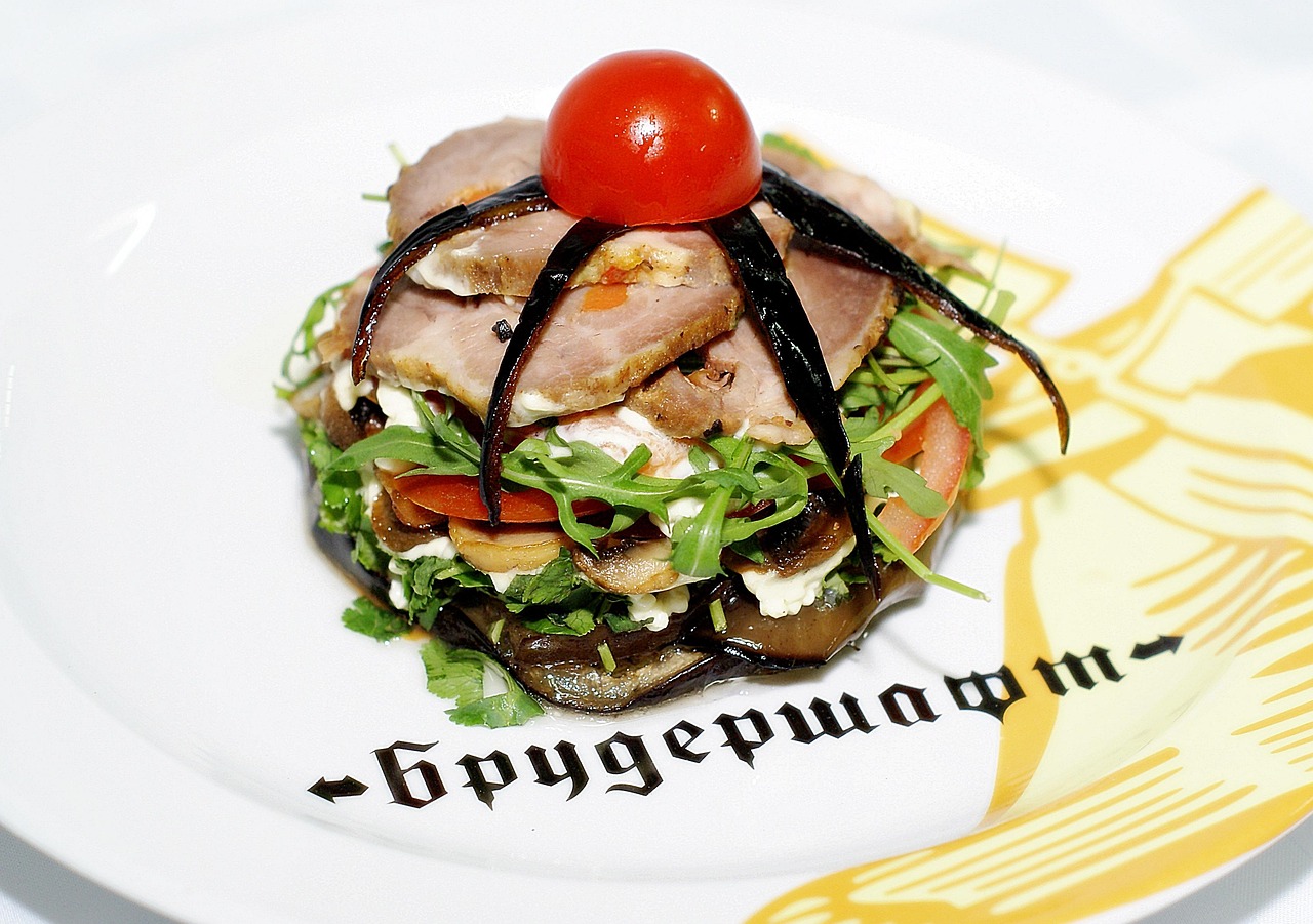 Melanzane a funghetto servite in una ciotola, con prezzemolo fresco e un filo d'olio d'oliva.