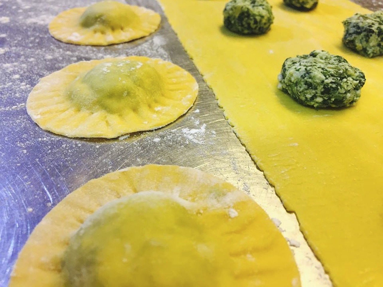 Ravioli artigianali con ripieno cremoso pronti per essere serviti.