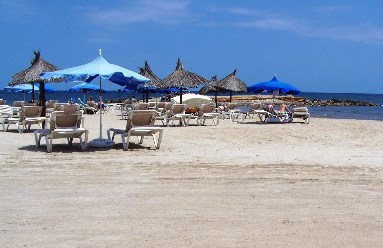 Viaggio low cost: paesaggio urbano affascinante con attrazioni economiche e locali vivaci.