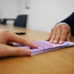 Bonifico tra genitore e figlio con evidenza della causale per evitare sanzioni fiscali.