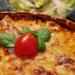 Cannelloni ripieni di carne al forno, dorati e aromatici, pronti per essere serviti.