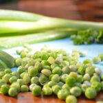 Piselli surgelati in una pentola, pronti per essere cotti con attenzione e un trucco speciale.