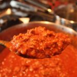 Ingredienti segreti per un ragù perfetto, tra cui spezie e aromi poco conosciuti.