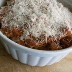 Lasagna della domenica, stratificata e dorata, con crosta croccante e ripieno ricco e fumante.